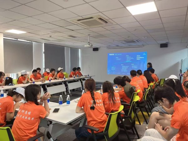 股票配资网站导航 “百所高校 千名学子”走进临平南苑  共绘青春人才新图景